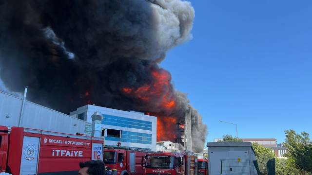 İstanbul'da yangın! Koca fabrika küle döndü