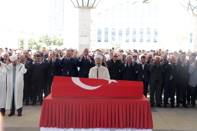 Kenan Işık son yolculuğuna uğurlandı! Eşinin iki kelimelik vedası yürek sızlattı