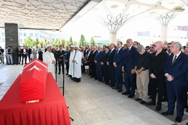 Kenan Işık son yolculuğuna uğurlandı! Eşinin iki kelimelik vedası yürek sızlattı