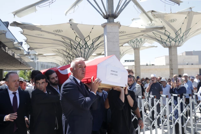 Kenan Işık son yolculuğuna uğurlandı! Eşinin iki kelimelik vedası yürek sızlattı