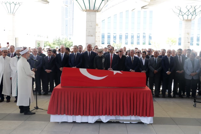 Kenan Işık son yolculuğuna uğurlandı! Eşinin iki kelimelik vedası yürek sızlattı