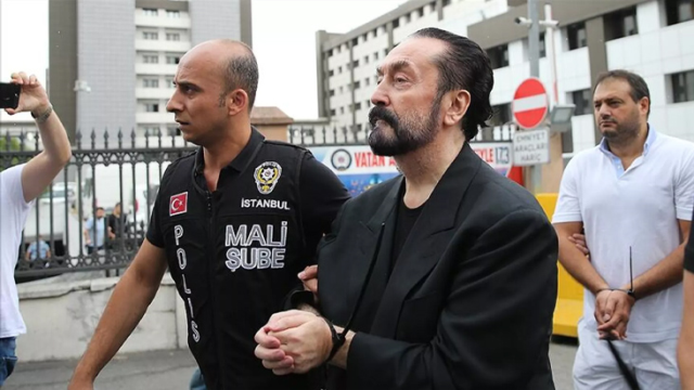 Adnan Oktar'a verilen 8 bin yıllık ceza onandı! Duruşmaya katılan Kedicik, Oktar'ı görünce kendini tutamadı