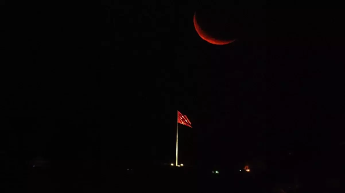 30 Ağustos’un ilk saatlerinde gökyüzü de aşka geldi