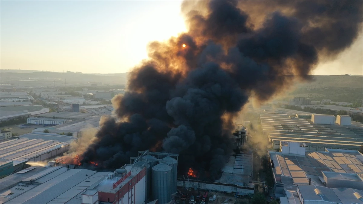 Gaziantep’te dev fabrika cayır cayır yandı
