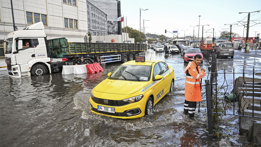 İstanbul’da sağanak yağış hayatı felç etti!