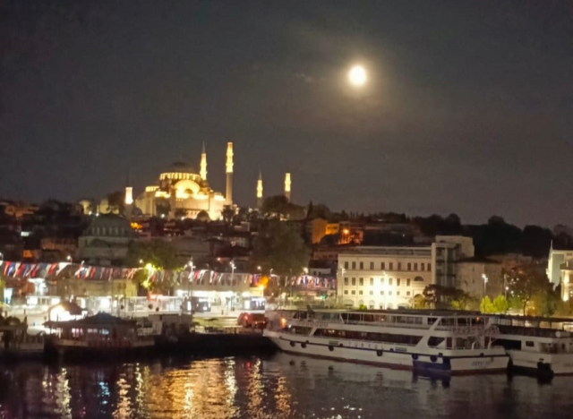 Yılın son 'kanlı ay'ı görülmeye değerdi! İstanbul semaları kırmızıya büründü!