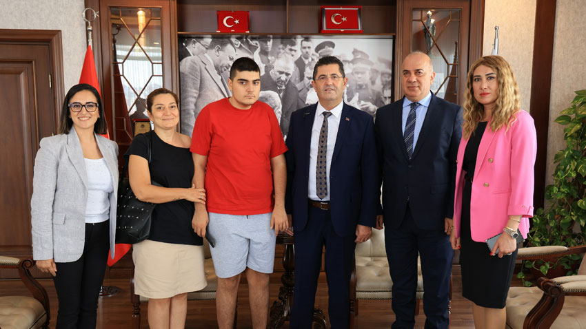 Şiddet gören otizmli gence Başkan Çerkez sahip çıktı