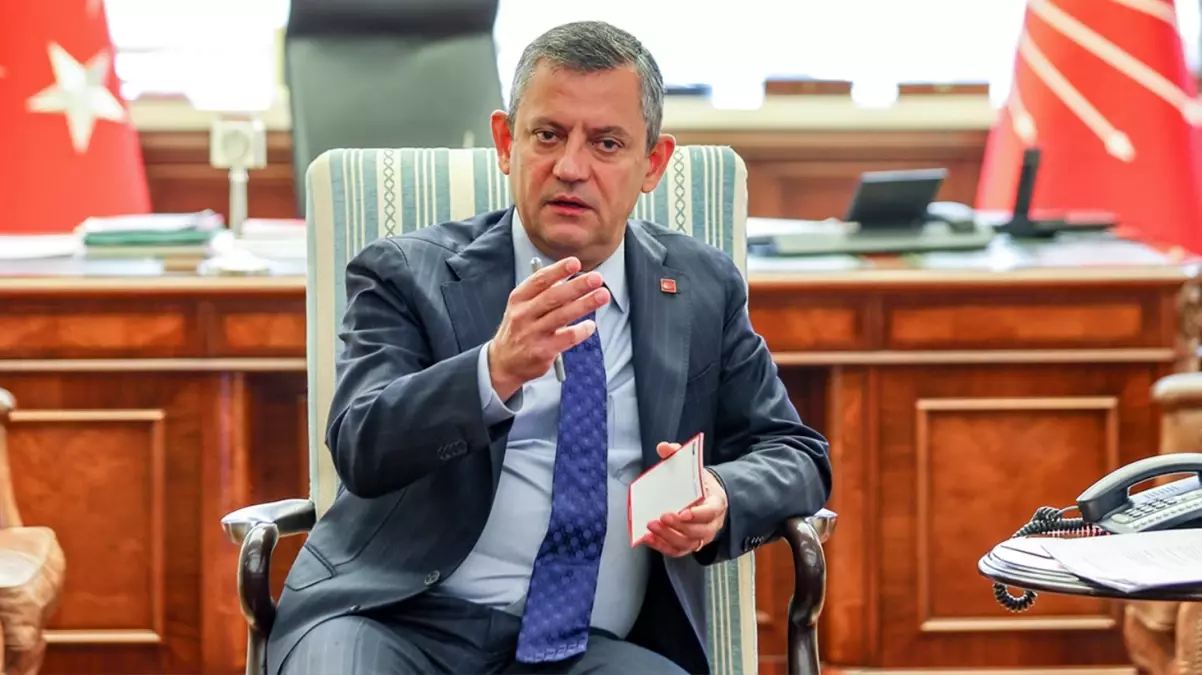 Özgür Özel Ediz Ün’ün kalemini kırdı