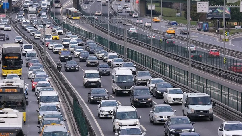 Yağmur İstanbul trafiğini felç etti!