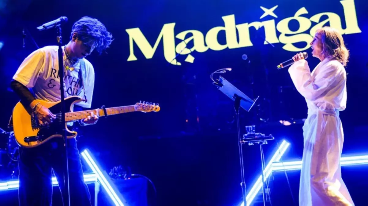 Yıldız Tilbe üstünde bornozla sahneye fırladı