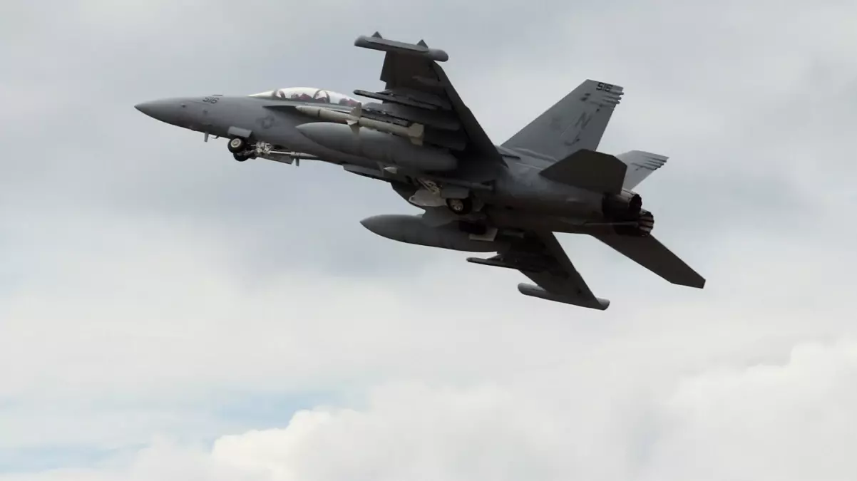 ABD’de savaş uçağı düştü, mürettebat kayıp