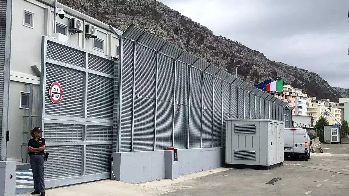 İtalya göçmen üssünü faaliyete geçirdi