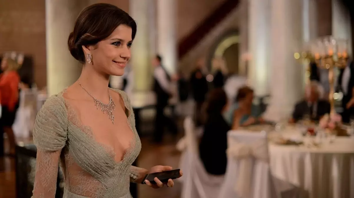 Beren Saat sütyen-gömlek kombiniyle eleştiri aldı