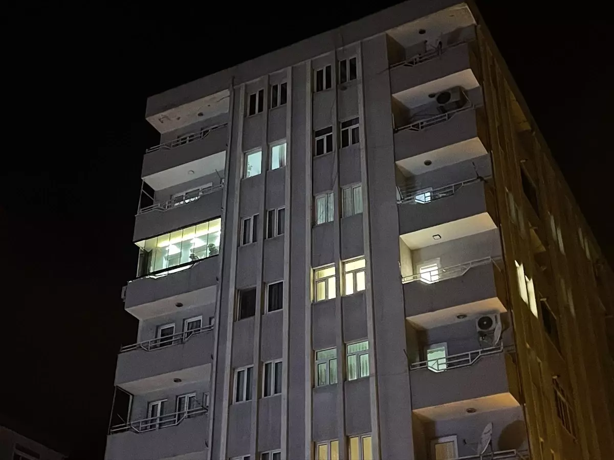 Bursa’da fırtına otobüs durağını bile yerinden söktü