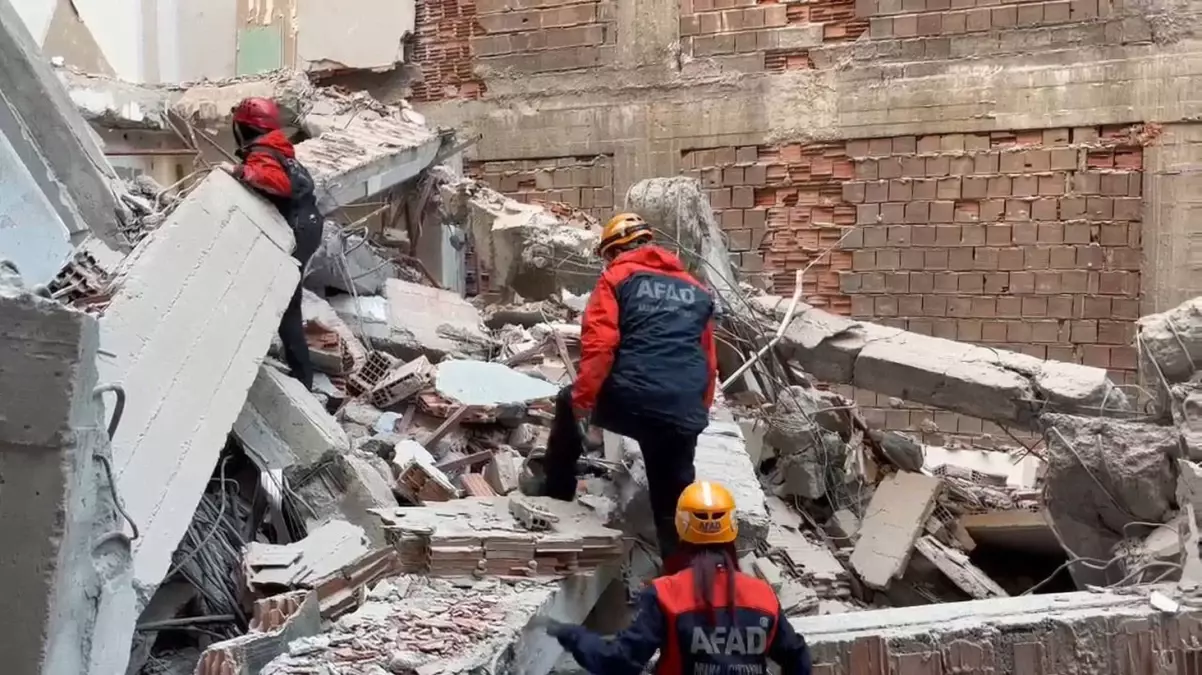 İstanbul’da yıkım sırasında bina çöktü!