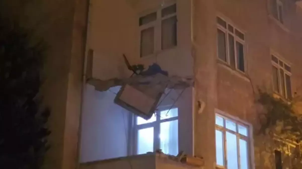 Kartal’da bir binada balkon çöktü
