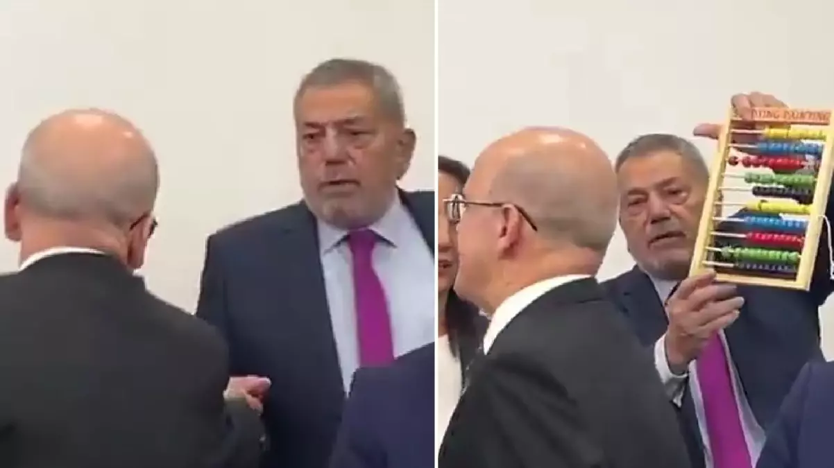 Meclis’te Mehmet Şimşek’e abaküslü karşılama!