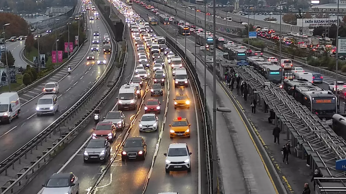 Ara tatil bitti; İstanbul trafiği kilitlendi