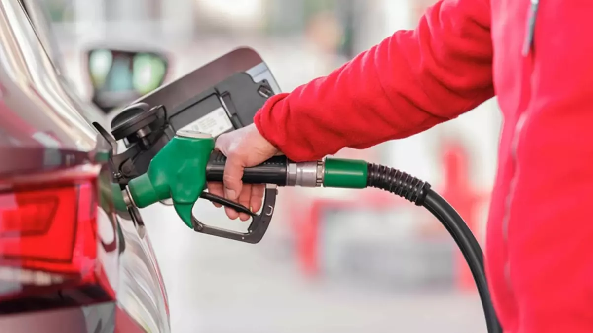 Benzine büyük zam geldi