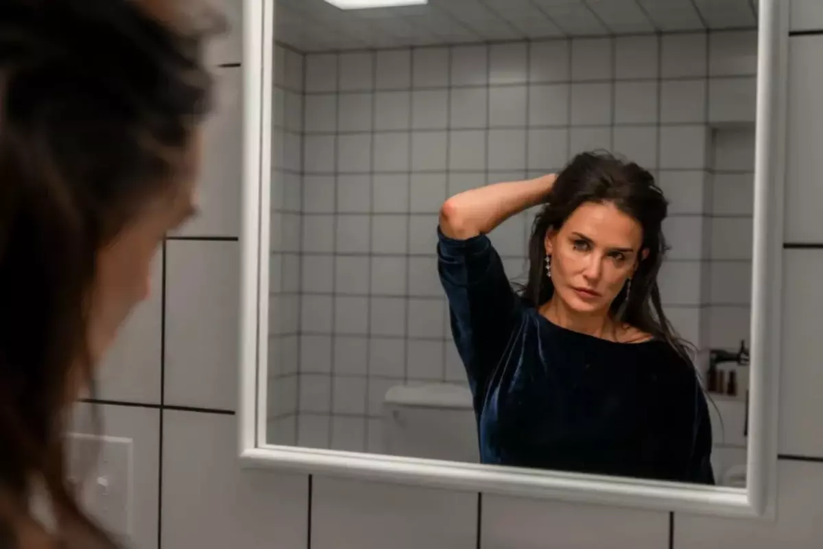 Demi Moore Altın Küre’ye damga vurdu