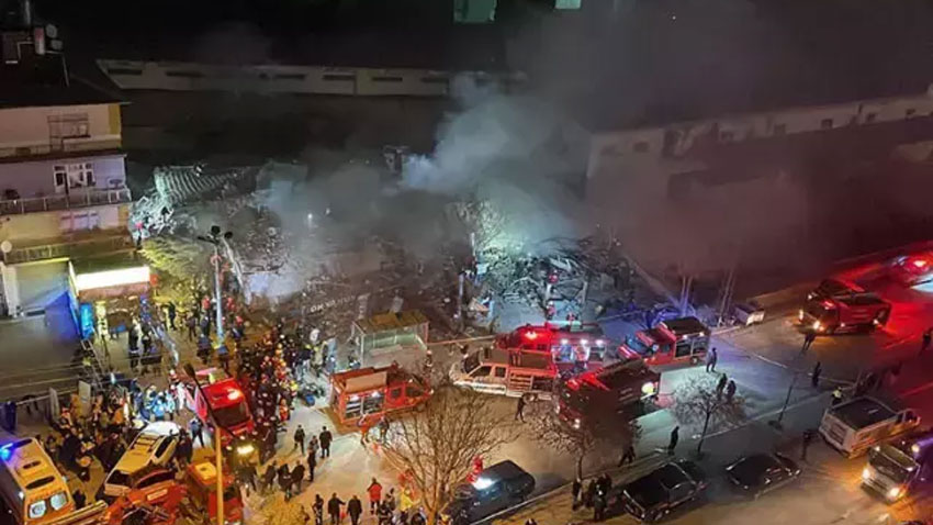Konya’da 3 katlı bina çöktü!