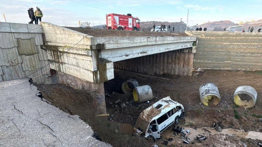 Tuzla’da minibüs şarampole yuvarlandı