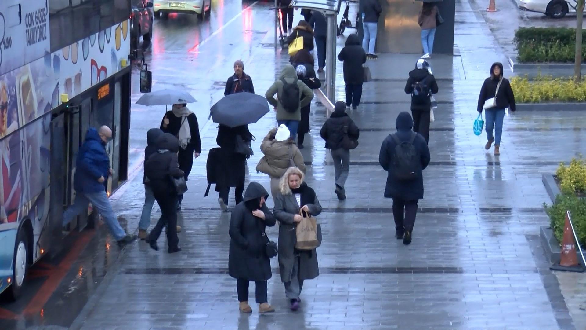 İstanbul’da yağmur trafiği felç etti