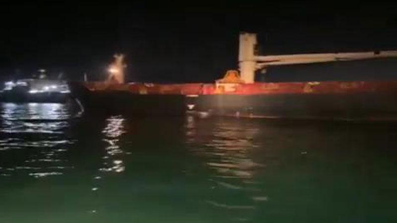 Ahırkapı’da yük gemisi karaya oturdu