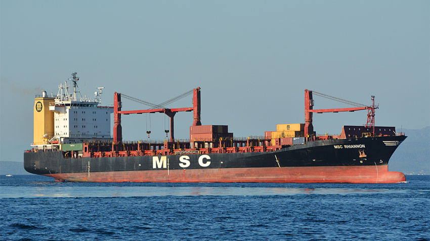 Bakırköy’de kargo gemisi karaya oturdu