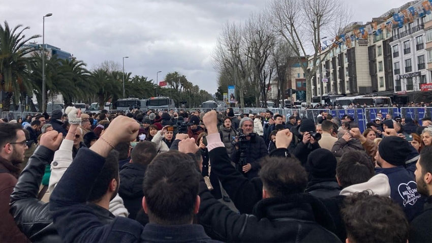 Polis ile öğrenciler arasında arbede