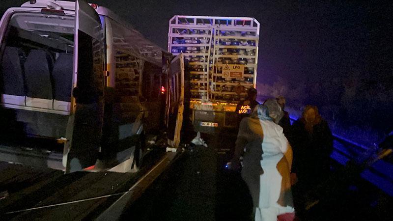 Bolu’da minibüs kamyona çarptı; 16 yaralı