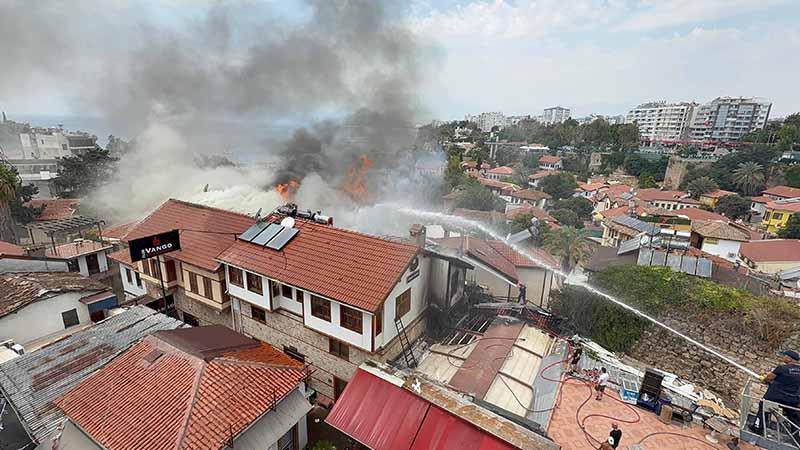 Antalya’da tarihi Kaleiçi semtinde yangın