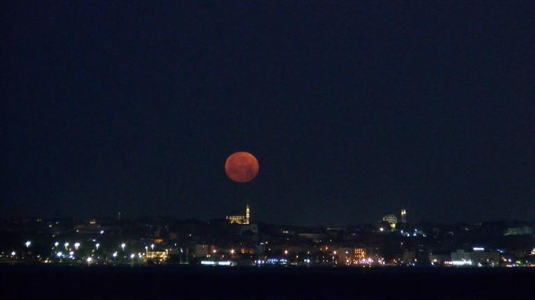Yazın habercisi 'Çilek Dolunayı', eşsiz görüntüler oluşturdu