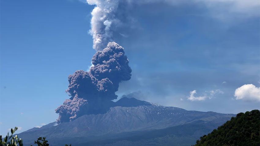Etna Yanardağı aniden patladı!