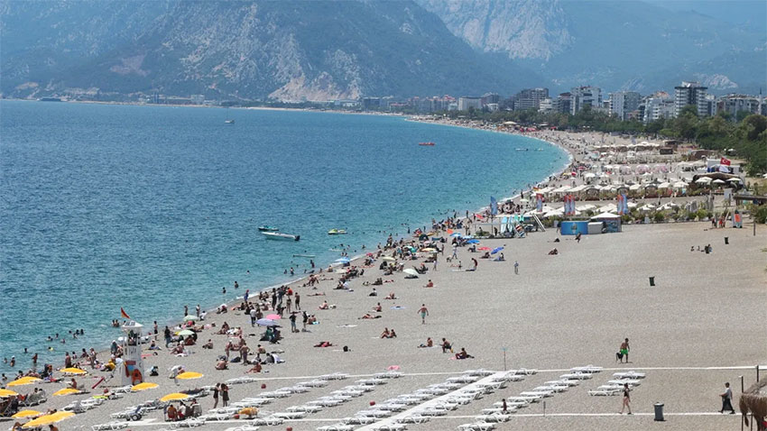 Antalya sahillerinde bayram yoğunluğu