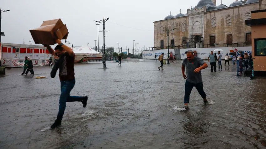 Dikkat! Sağanak ve fırtına geliyor