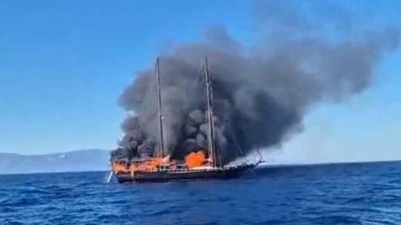 Bodrum’da turist teknesi alev alev  yandı