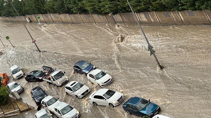 Ankara’da sağanak; yollar suyla doldu