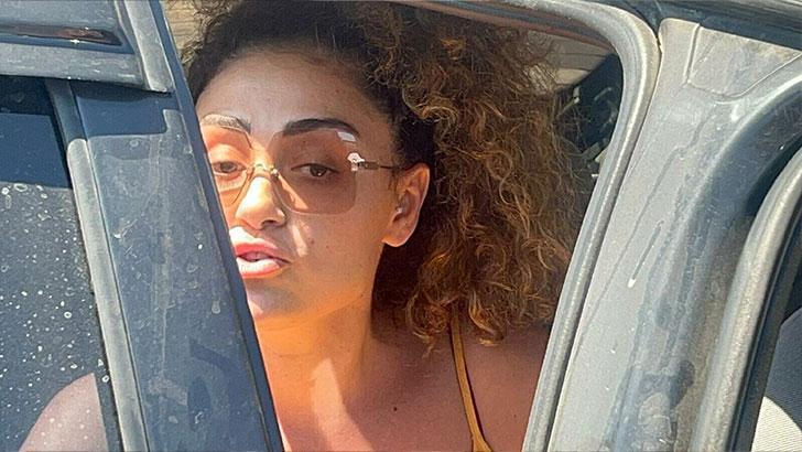 Şarkıcı Dilan Çıtak aracını polisin üzerine sürdü