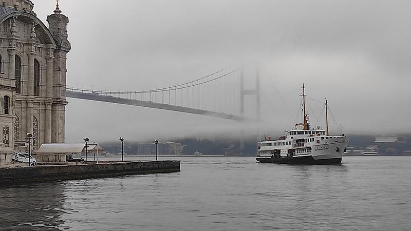 İstanbul Boğazı’nda sis etkili oluyor