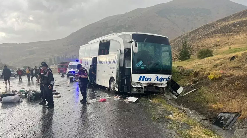 Sivas’ta yolcu otobüsü devrildi! 4 kişi öldü