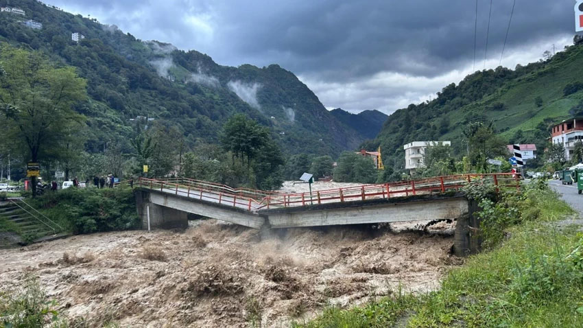 Rize’de sel felaketi; Ayder’e ulaşım durdu!