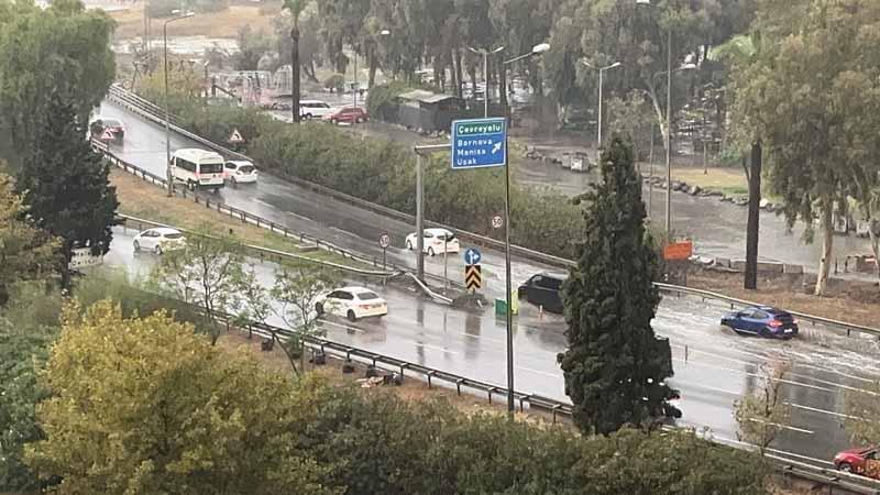 Sağanak yağış İzmir’i fena vurdu!