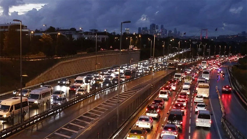 İstanbul’da yağmur trafiği felç etti