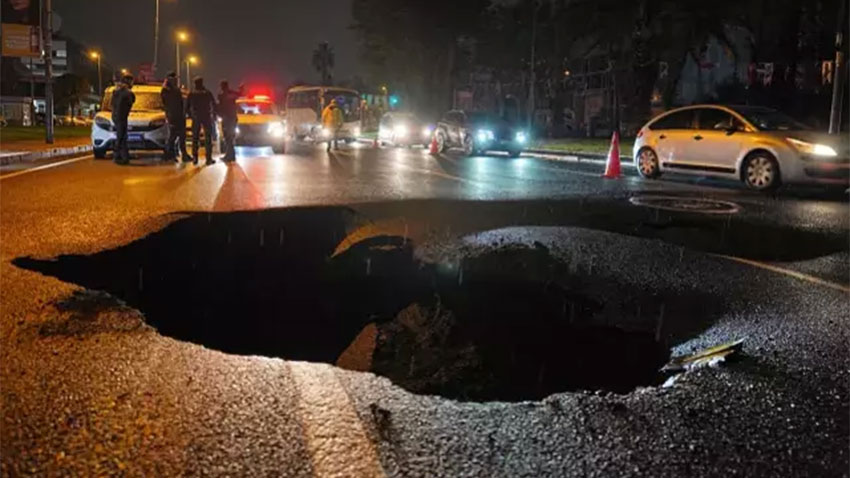 İstanbul’da sağanak nedeniyle yol çöktü