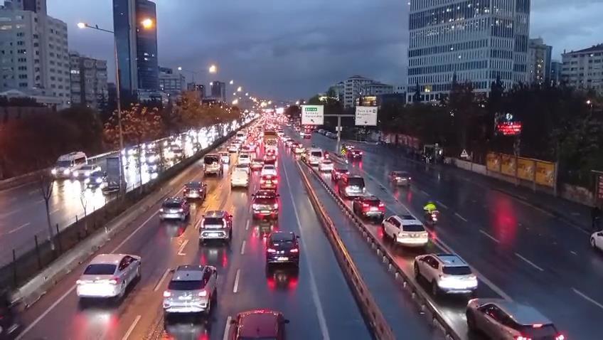 İstanbul’da yağış trafiği felç etti
