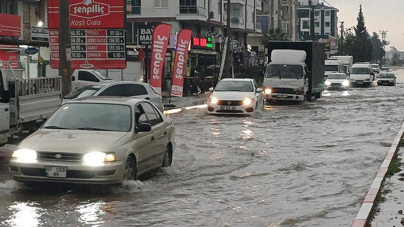 Antalya’da yollar göle döndü