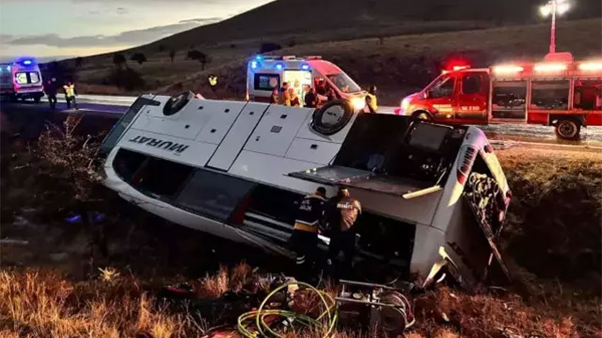 Afyonkarahisar’da yolcu otobüsü devrildi