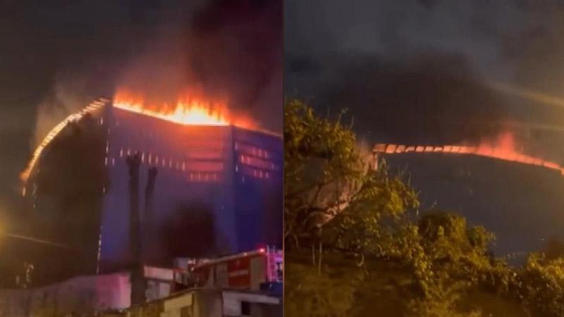 Üsküdar’da ahşap bina alev alev yandı