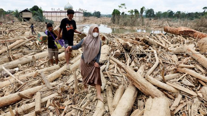 Endonezya’da can kaybı 900’ü aştı
